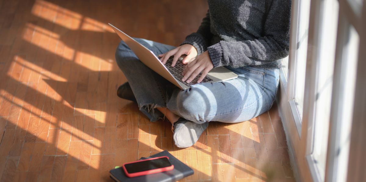 Person mit Smartphone in ruhiger Umgebung – Symbolbild für digitale psychoedukative Selbsthilfe
