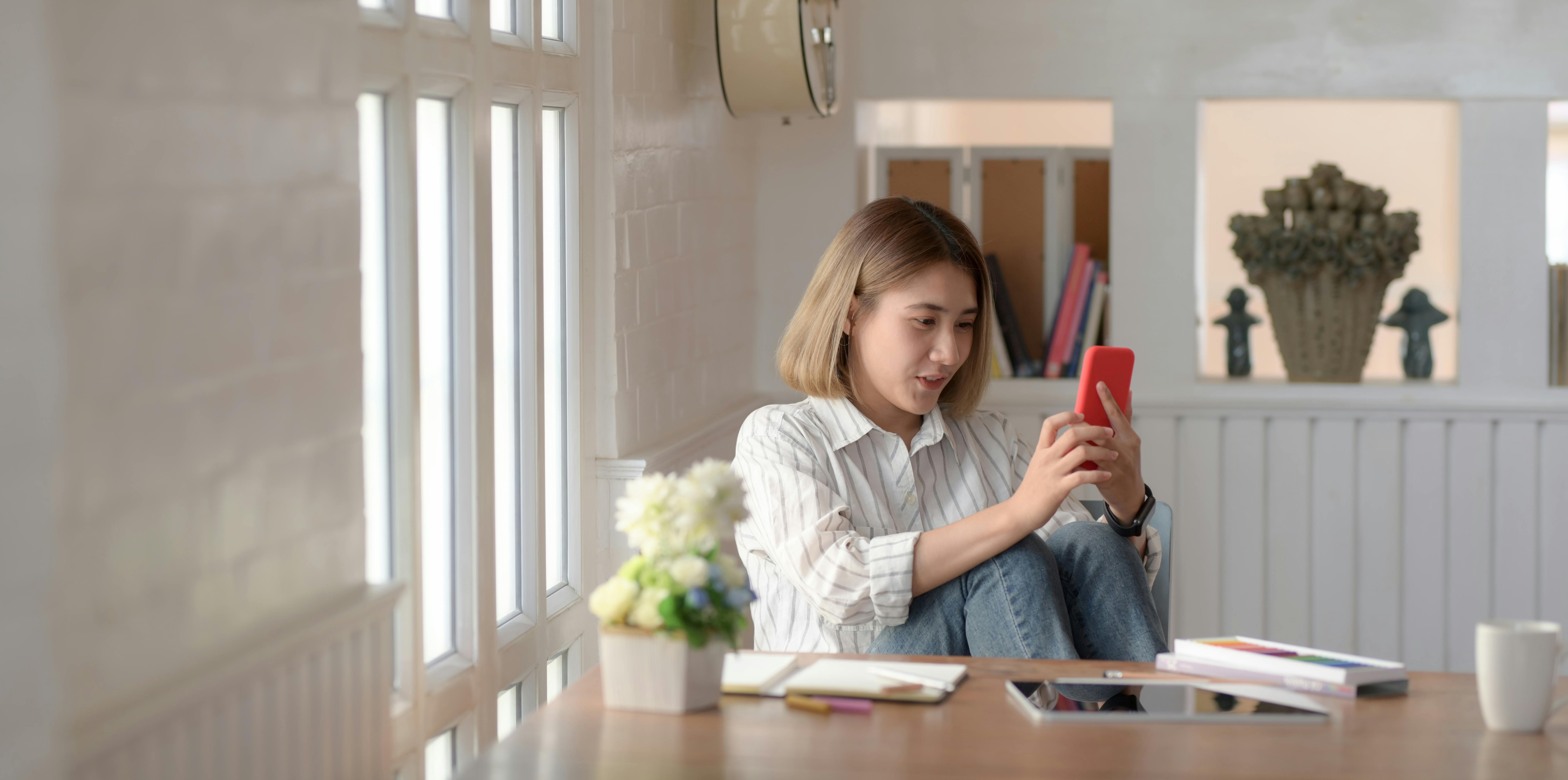 Дівчина займається йогою на свіжому повітрі