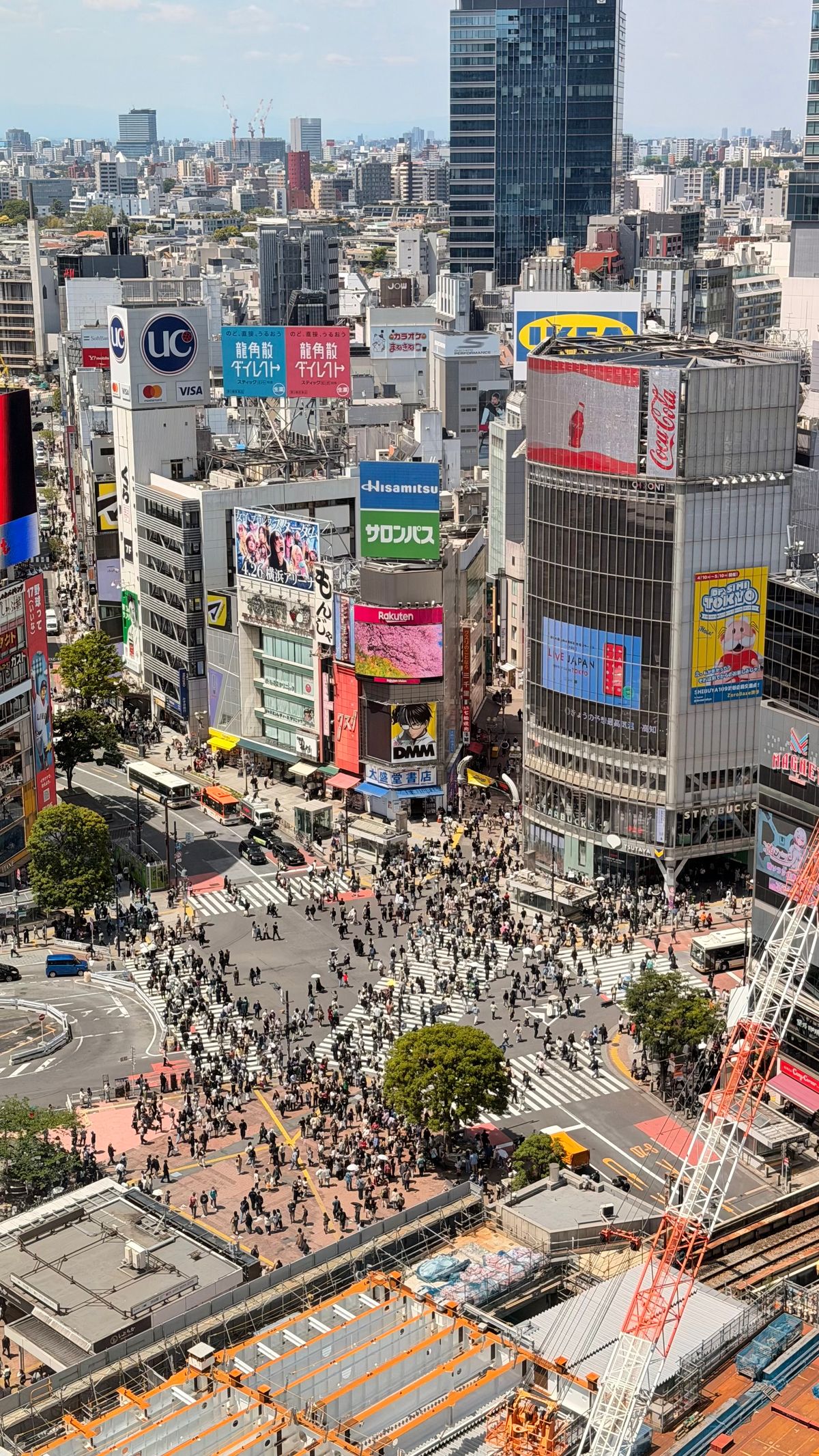 Unde te cazezi în Tokyo - Shibuya - celebra intersecție cu mulțime de pietoni