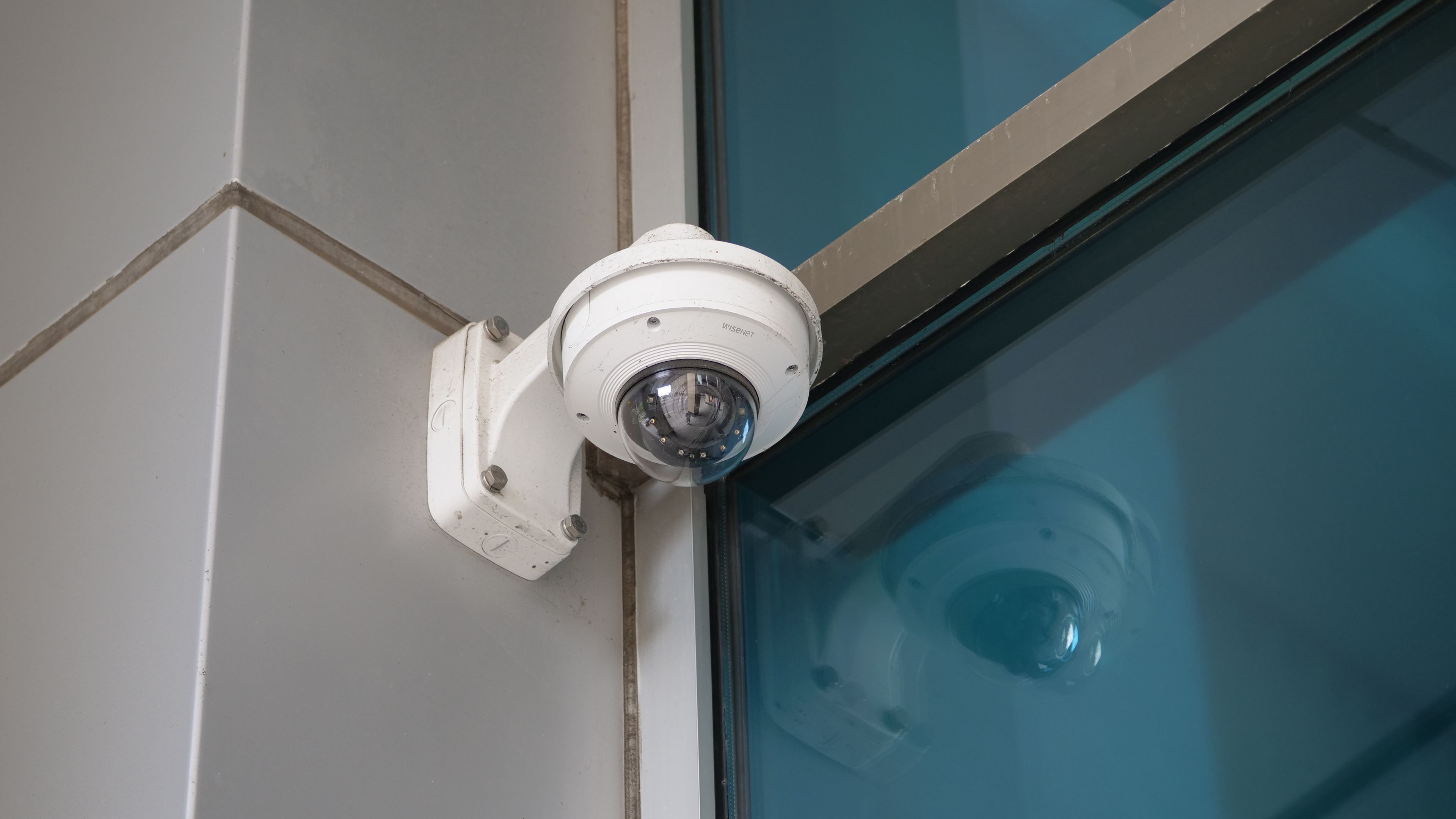 Caméra de sécurité électronique sur bâtiment moderne