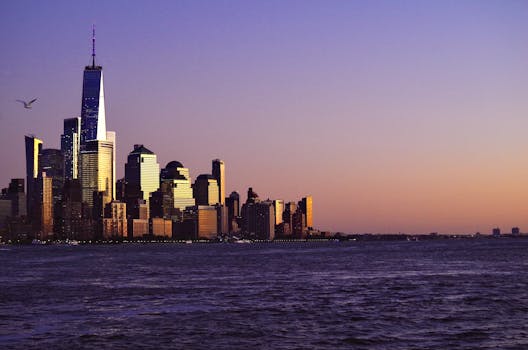 日落时分，纽约市海滨与标志性摩天大楼构成的天际线景色壮丽