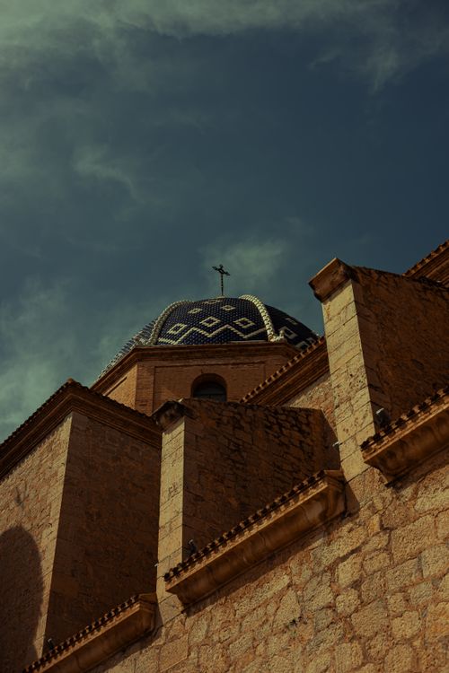Free The iconic blue dome of Parroquia de Altea captures the Mediterranean charm in a stunning architectural portrait. Stock Photo