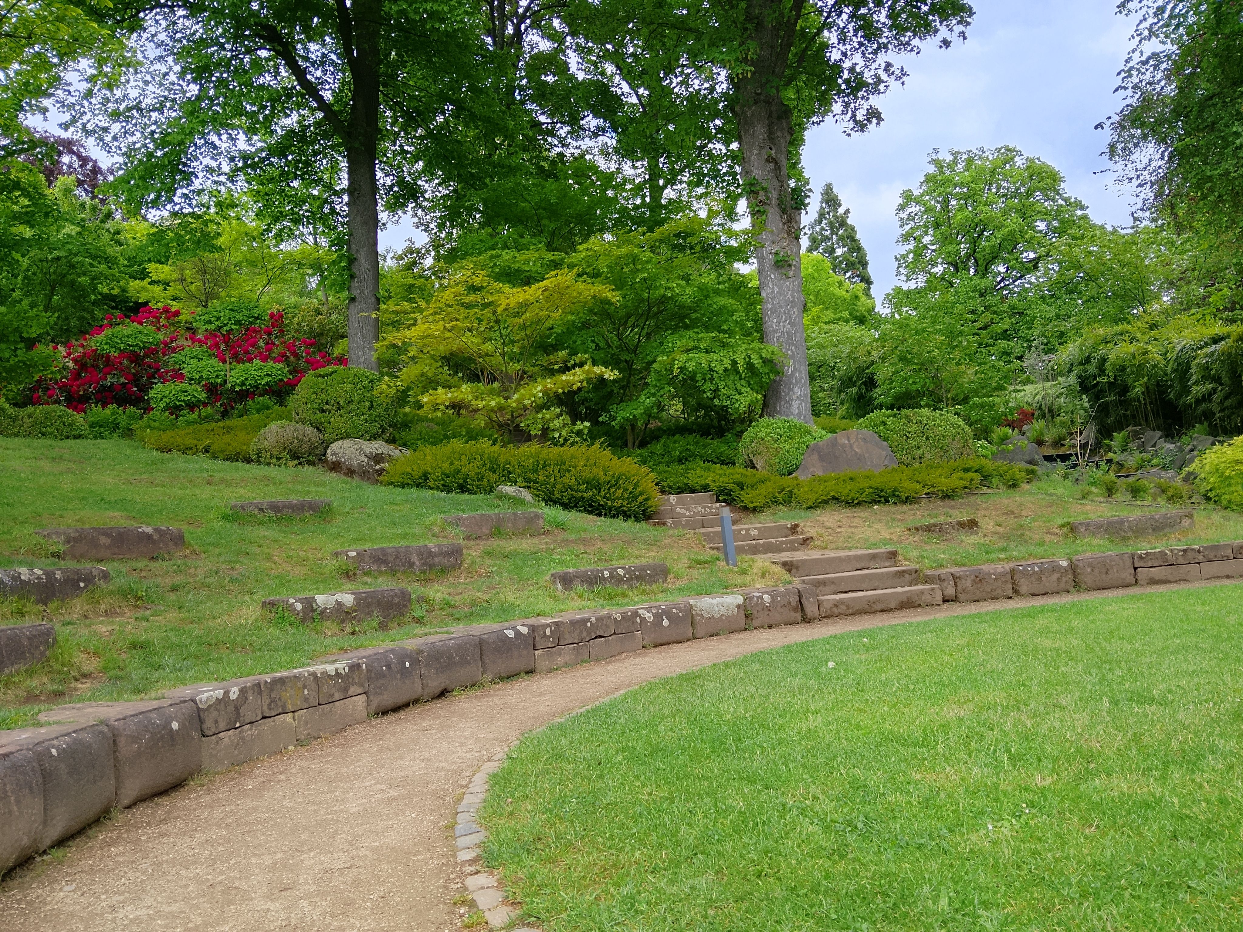 Gartenlandschaft mit gepflegten Beeten