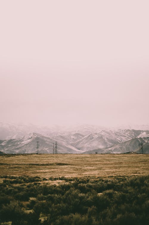 gratis Bewolkte Hemel Over Besneeuwde Heuvels Op Het Platteland Stockfoto