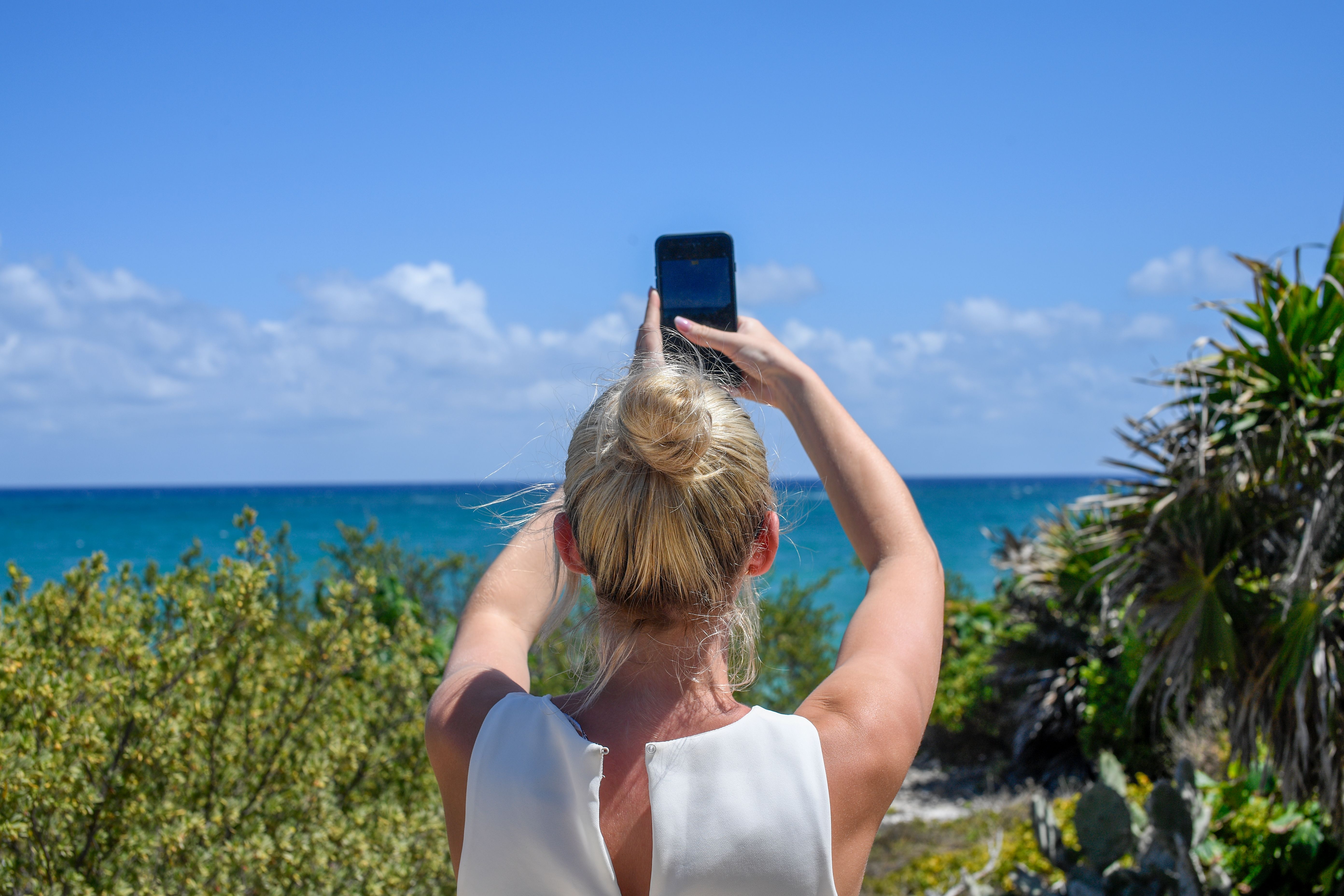 Vista aérea de Porto Príncipe, Haiti, com smartphone mostrando mapa ativo via eSIM em 2026