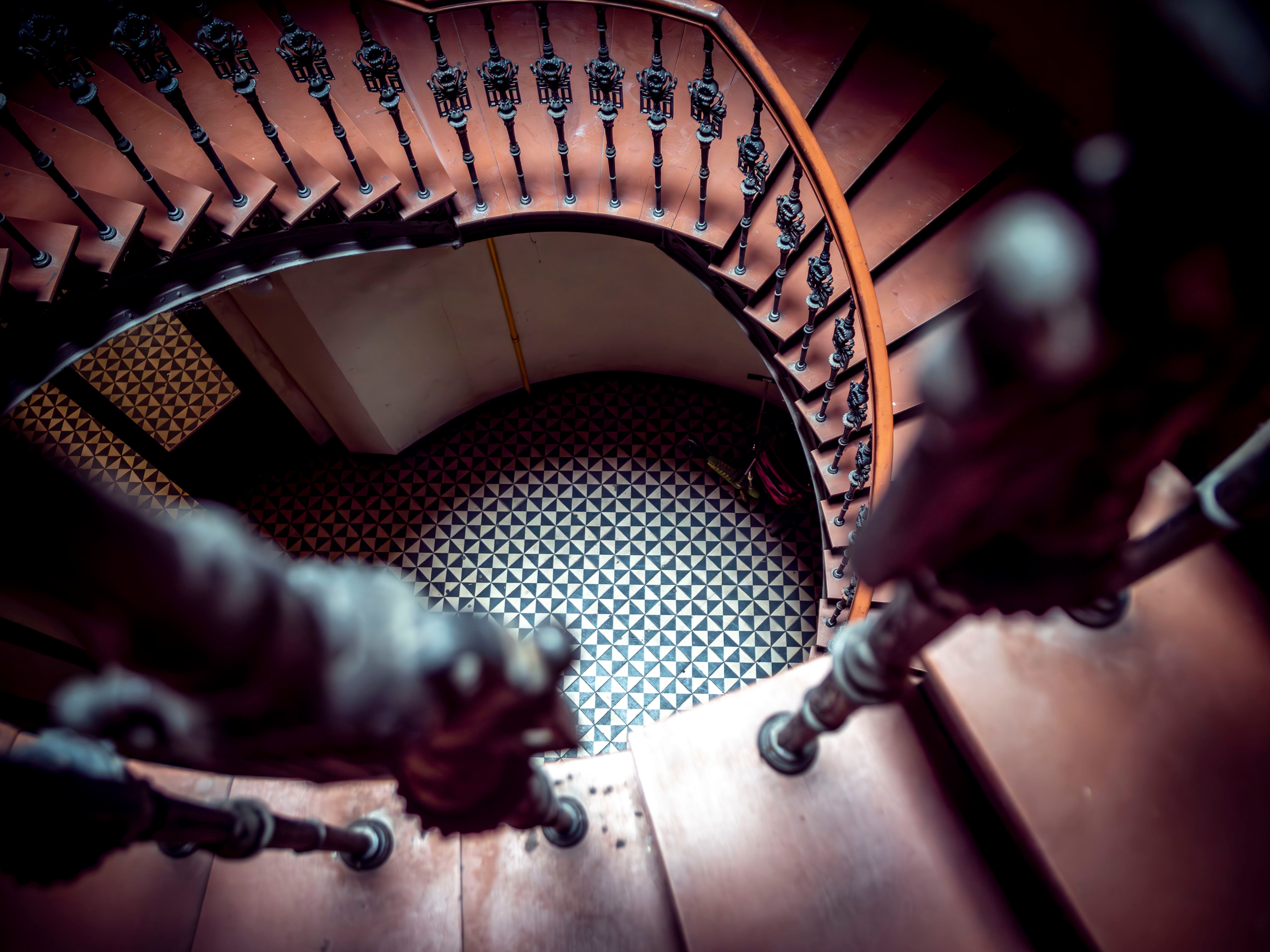 Le Secret des Escaliers qui S’Effacent dans la Nuit : Quand les Marches du Manoir des Pas Disparus E