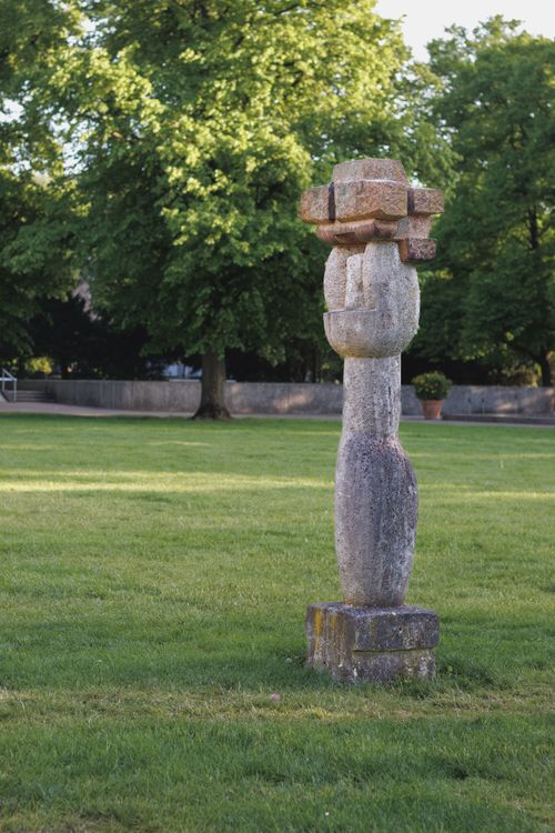 Free Artistic stone sculpture in a sunny park in Hannover, Germany, with lush green surroundings. Stock Photo