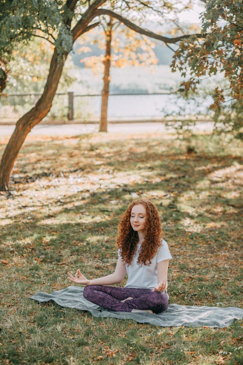 Foto Der Frau, Die Meditiert