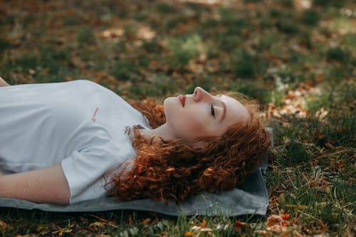 Фотография женщины, лежащей на земле
