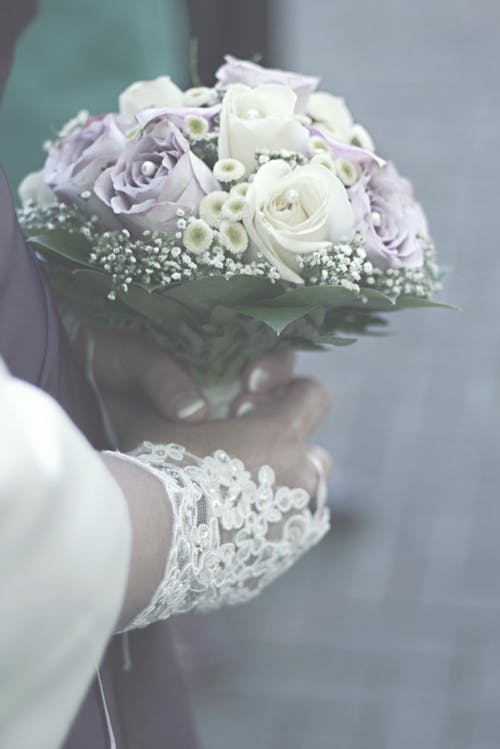 花の花束を保持している女性