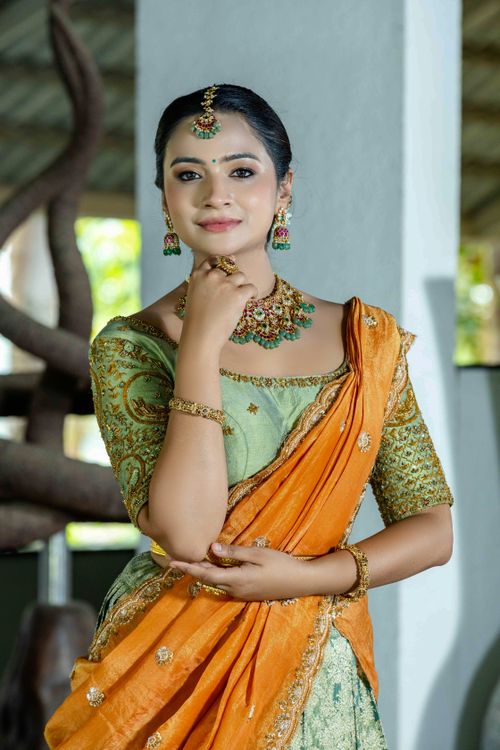 Free Portrait of a woman in traditional Indian saree with intricate jewelry, exuding elegance and cultural richness. Stock Photo