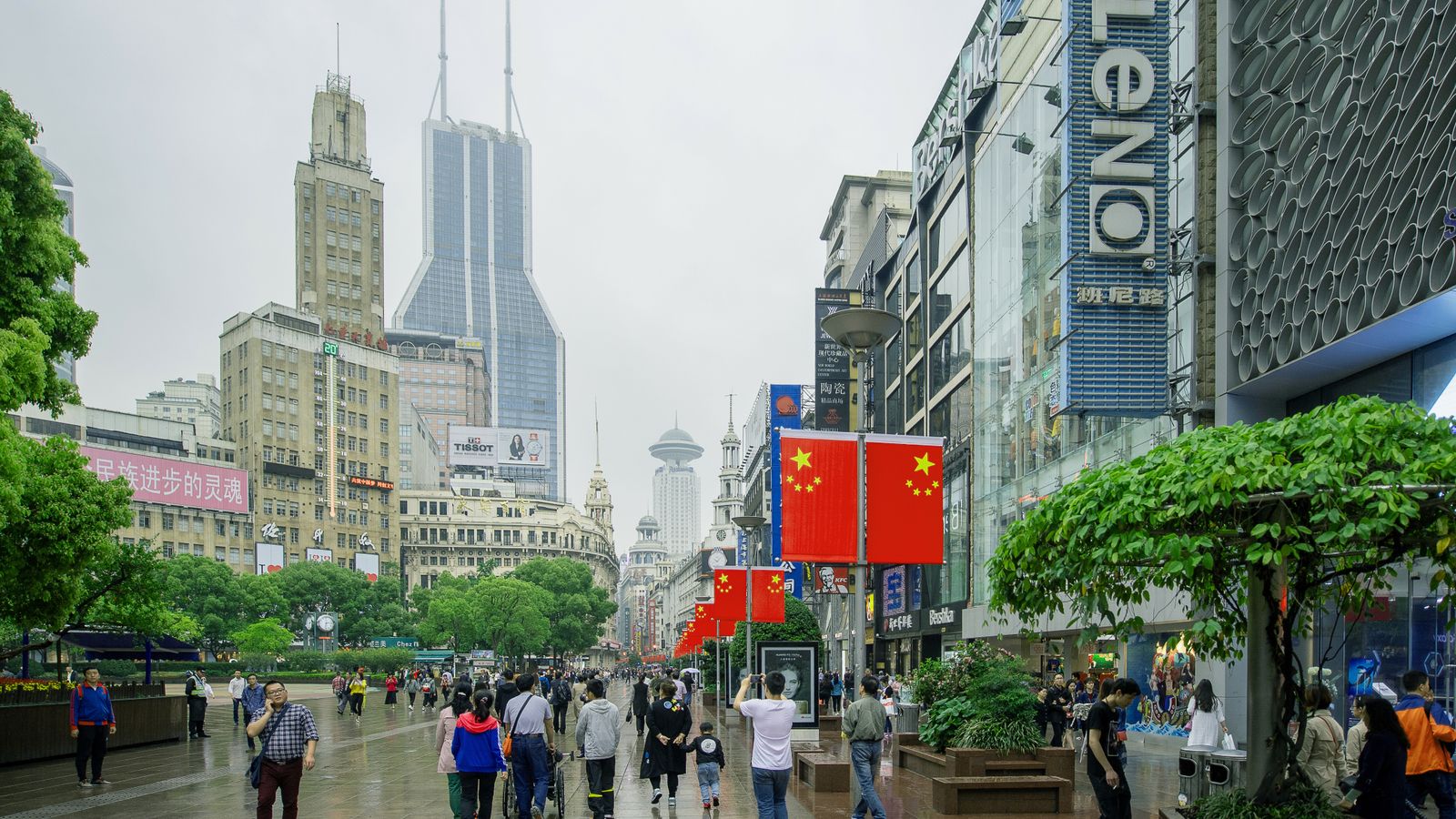 Suasana wisata belanja di Nanjing Road Shanghai dengan pertokoan dan pejalan kaki