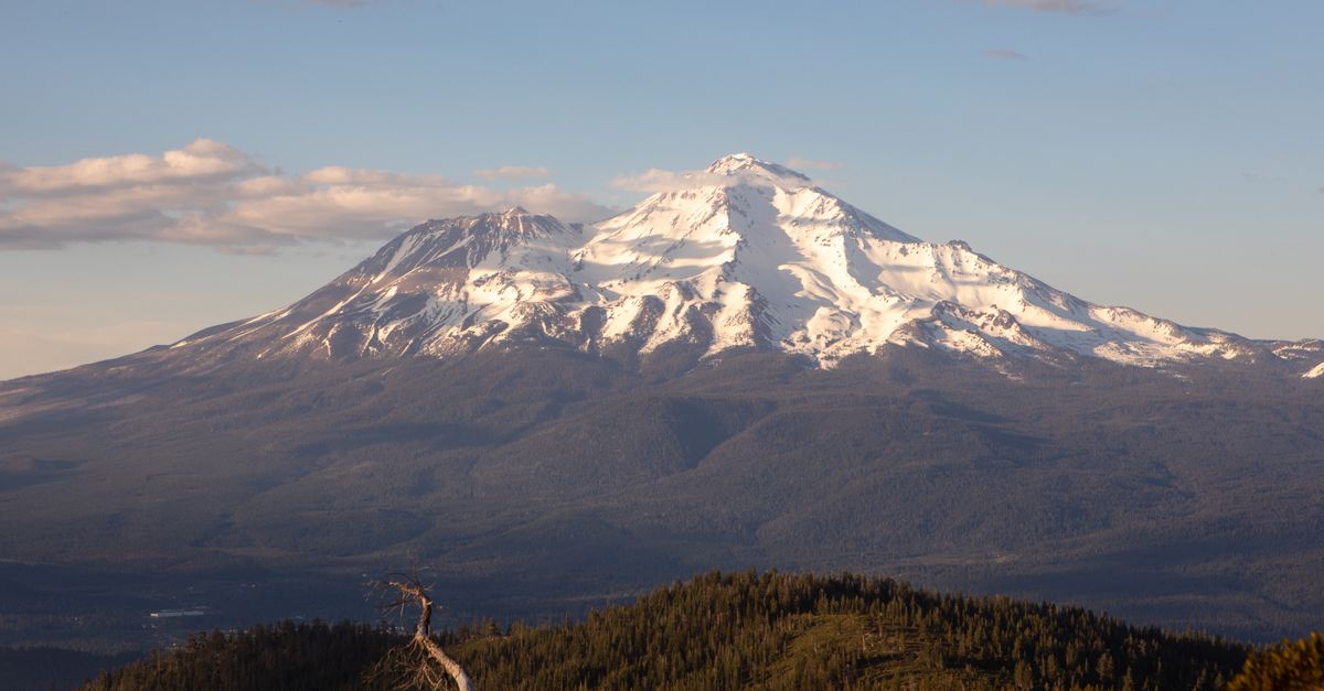 Mount Shasta volcano summit snow cascades