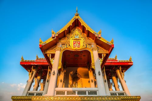 蓝蓝的天空下的泰国庙