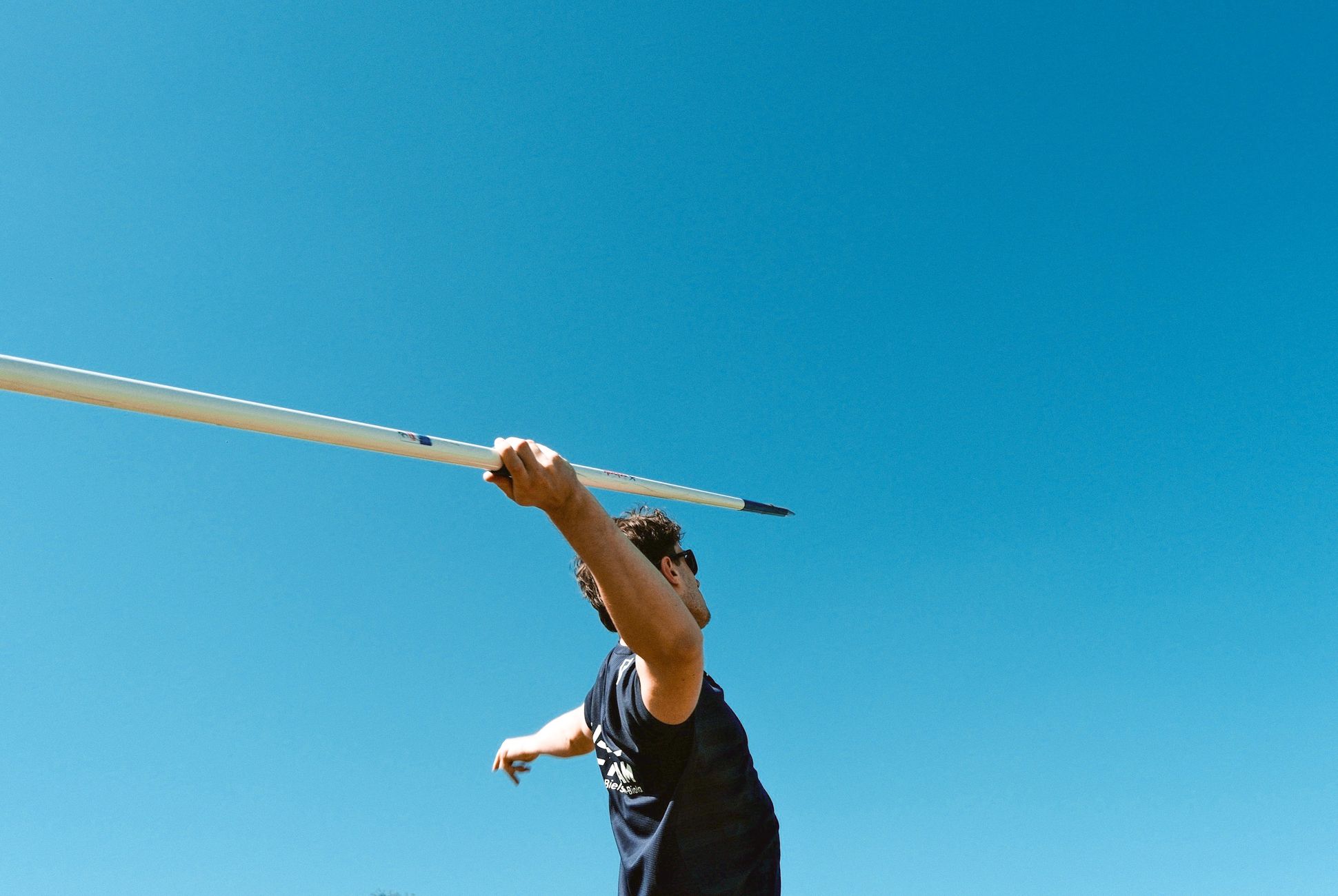 Schilder wint kogelstoten met ontstoken vinger op FBK Games