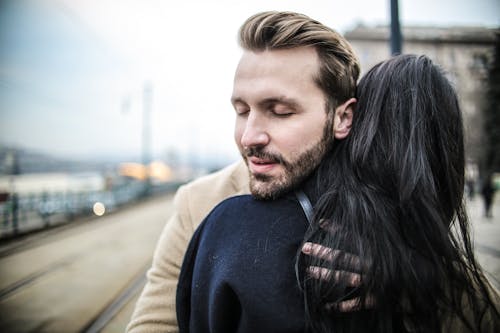 女人抱着男人的选择性焦点后视图照片