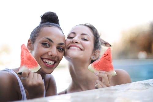 Kostenlos Foto Von Frauen, Die Wassermelone Halten Stock-Foto