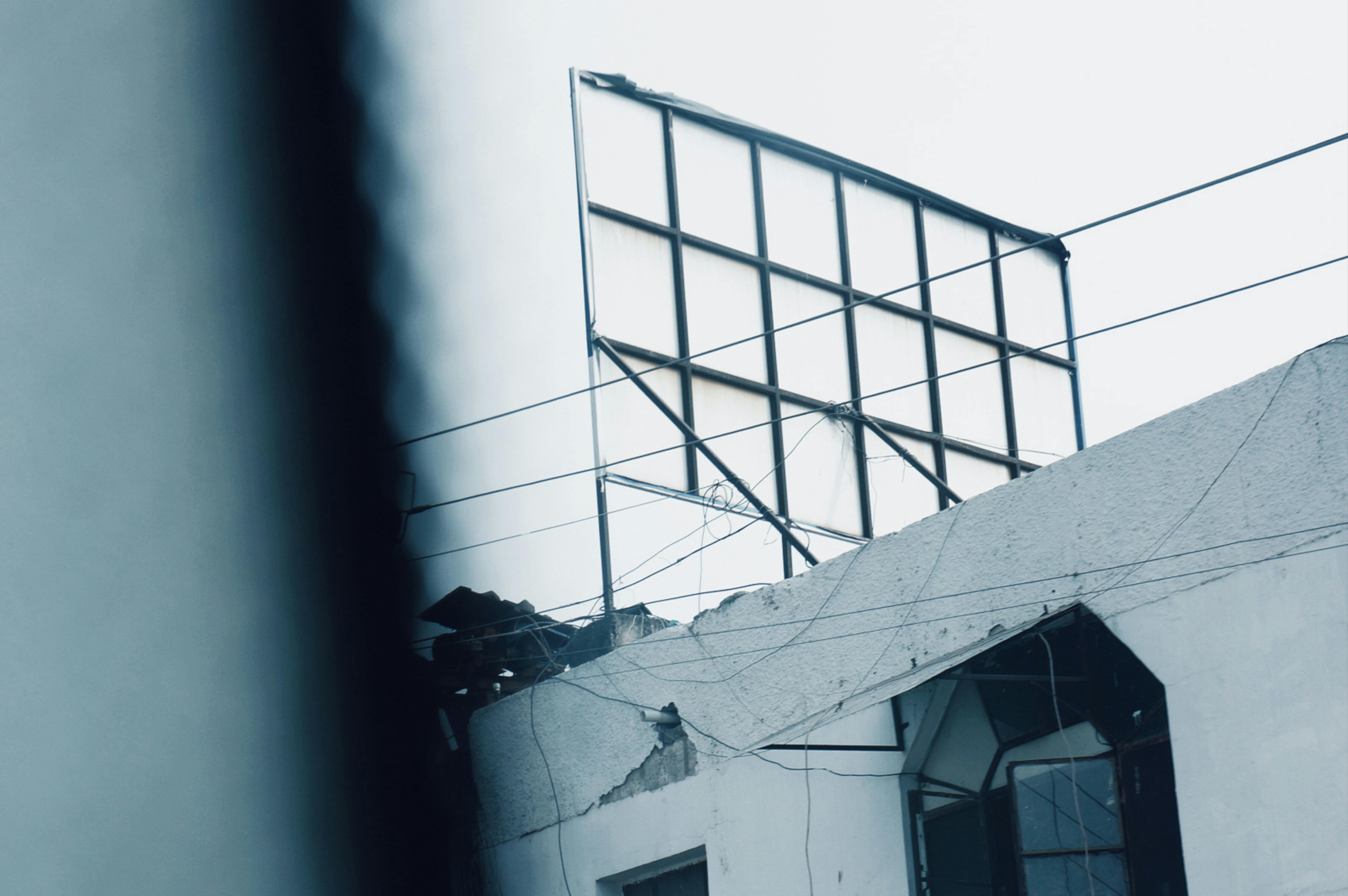 Ergonomisch eingerichteter Schreibtisch mit zwei Monitoren