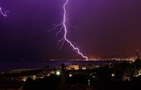 耀眼的闪电照亮了克罗地亚海岸线里耶卡的夜空