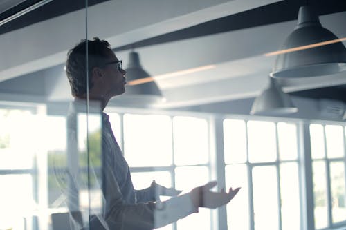 Empregador Masculino Gesticulando E Explicando A Ideia Em Um Escritório Leve