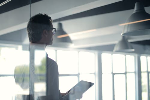 Pria Formal Dengan Tablet Memberikan Presentasi Di Kantor