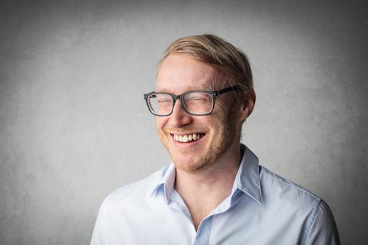 画室里有一幅画像，画中是一位戴着眼镜、面带微笑的男子，散发着快乐和幸福的气息