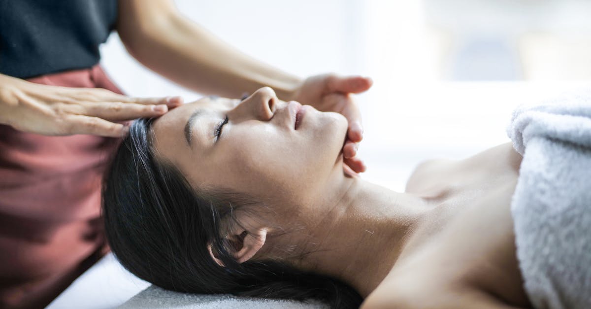 How much does a beauty therapist earn UK