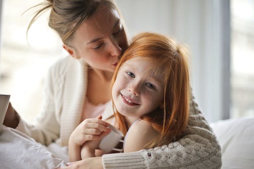 Una Madre Besando A Su Hijo