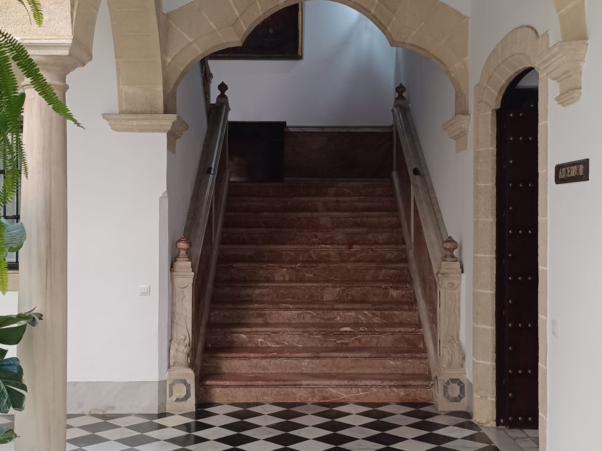 Fotomural Elegante escalera en un patio histórico en El Puerto de Santa María, España.