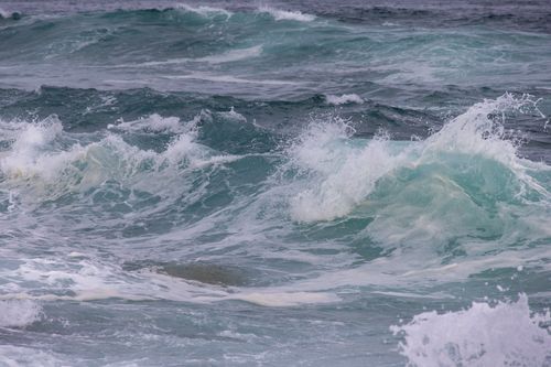 Free Vibrant ocean waves crashing powerfully on the shoreline, capturing the essence of nature's energy. Stock Photo