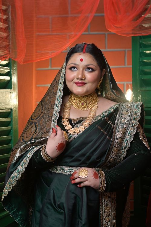 Free Elegant portrait of a Bengali woman in festive attire wearing traditional saree and jewelry. Stock Photo