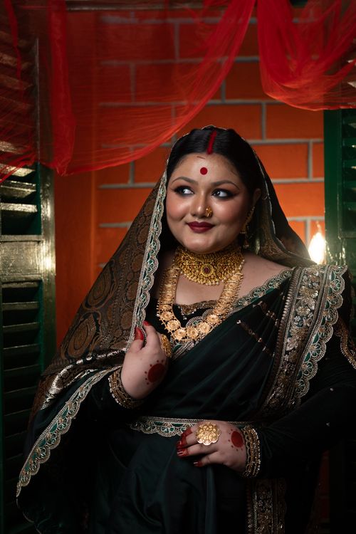 Free Beautiful portrait of a Bengali bride in traditional attire and jewelry, showcasing cultural elegance. Stock Photo