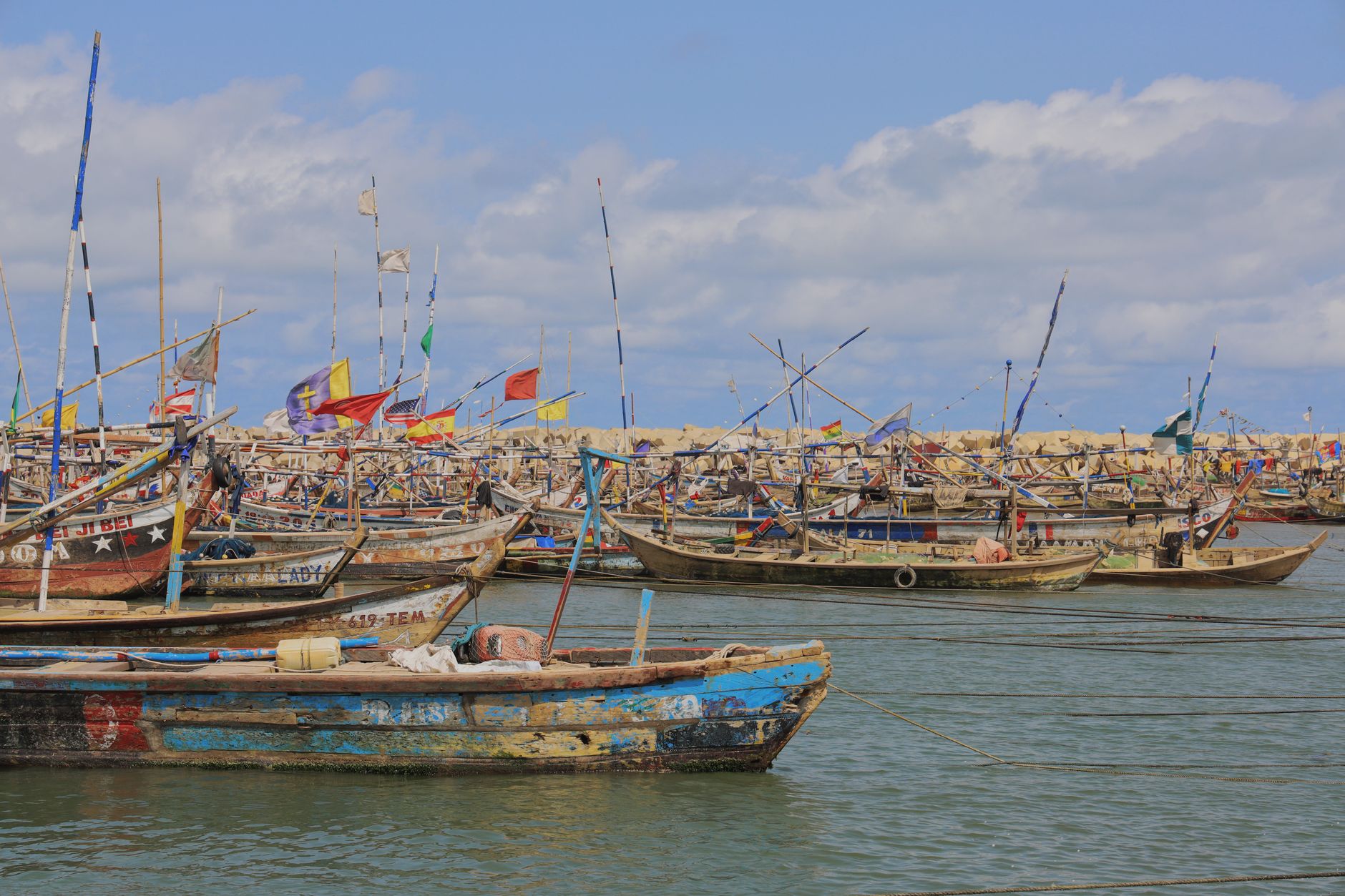 Pêcheurs malgaches et barques colorées au port de Vohémar, Iharana, décharge du poisson