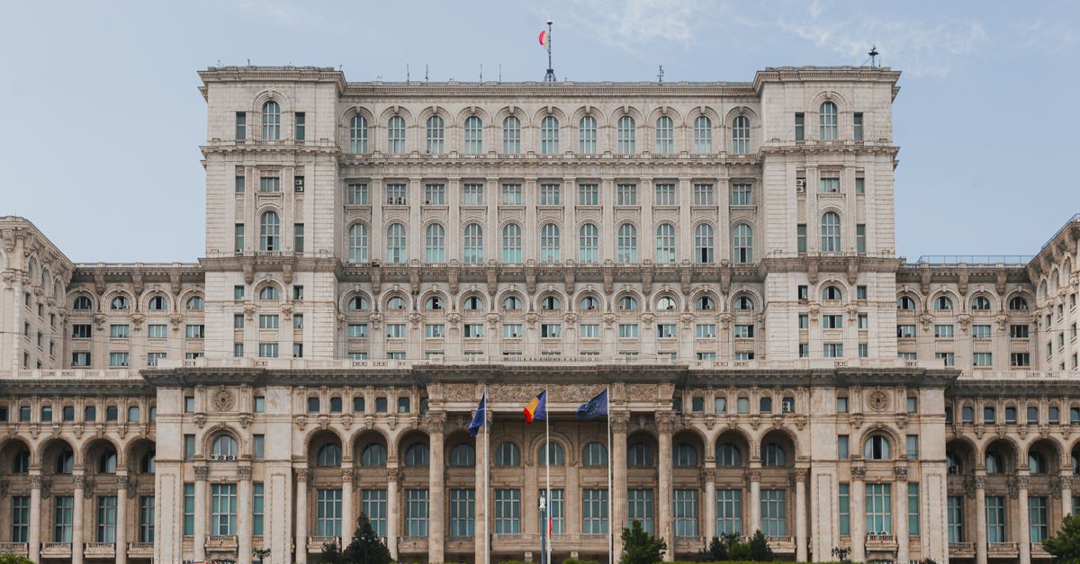 Diplomatik bir görüşme masasında karşılıklı oturan heyetler