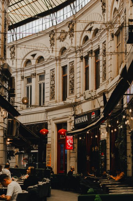 Macca Úc Kỵ Với Gì? Những Ai Tuyệt Đối Không Nên Sử Dụng? 5 Explore the historic architecture of a passage in Bucharest, Romania. A blend of classic and modern vibes.