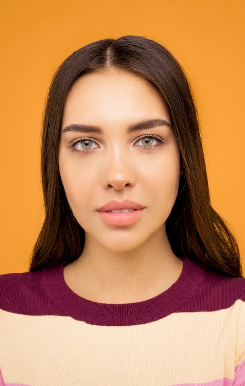 Foto Di Close Up Di Donna Che Indossa Maglione Viola E Bianco