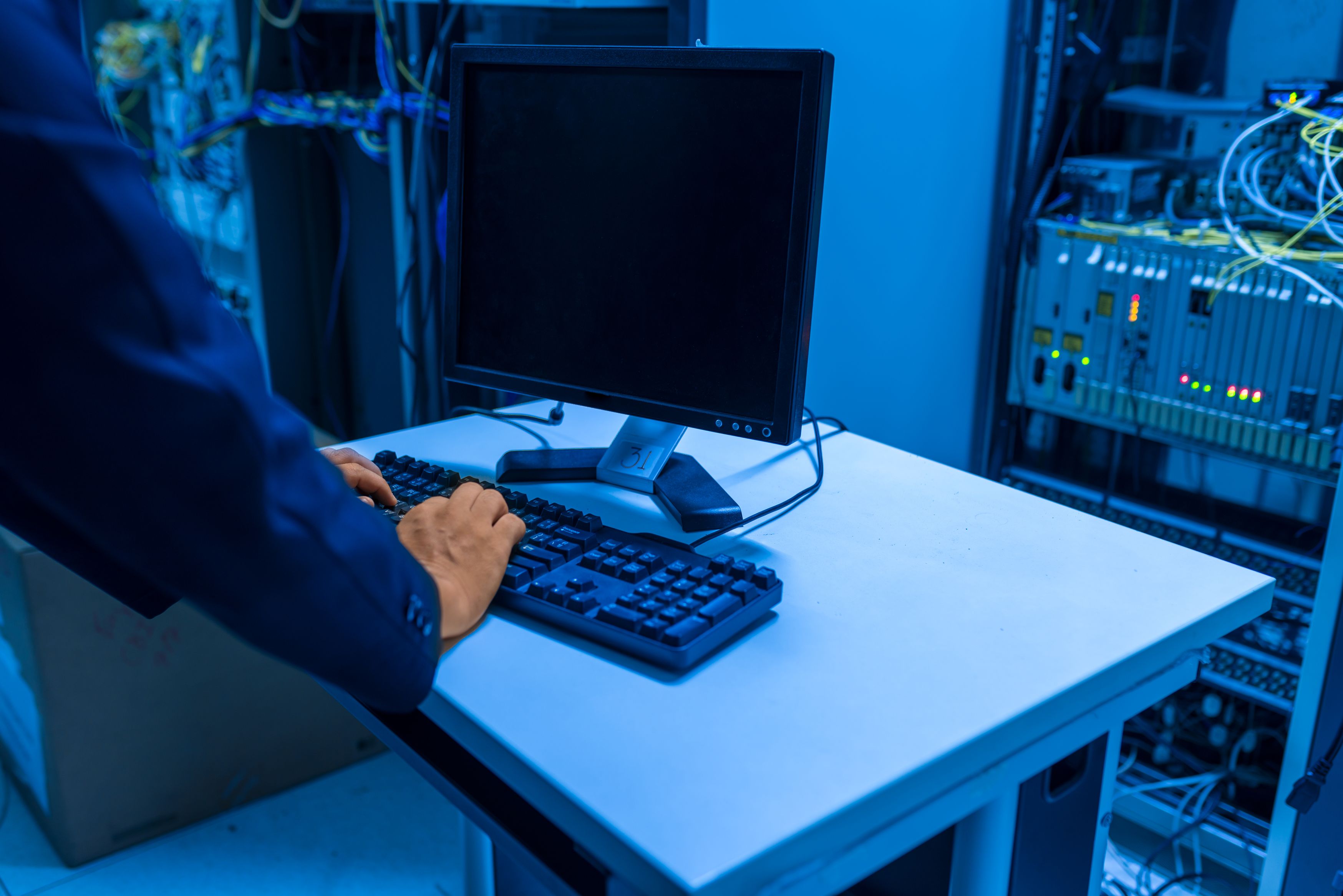 Technicien IT travaillant dans une salle serveur