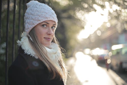 Photo D'une Femme Portant Un Bonnet Blanc