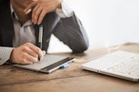 在现代办公环境中使用图形平板电脑和笔记本电脑的专业人士