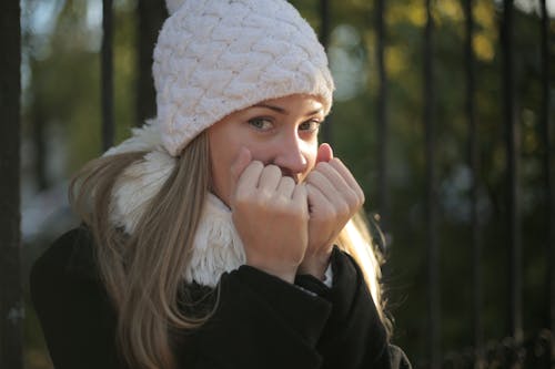 Foto De Mulher Vestindo Gorro Branco