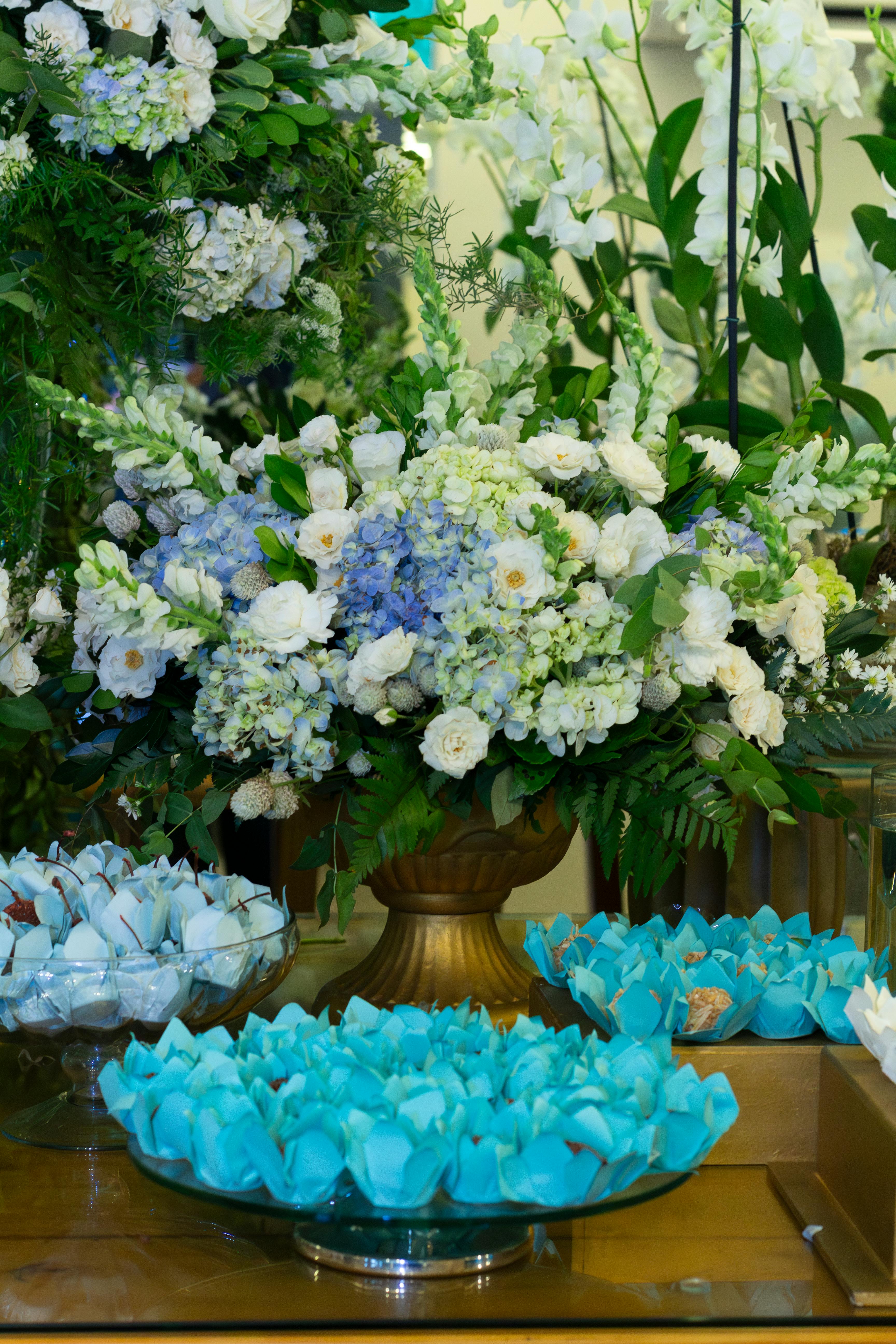 [ColoSach]-beautiful-blue-and-white-floral-arrangement-at-an-indoor-wedding-setup-in-são-paulo,-brazil.