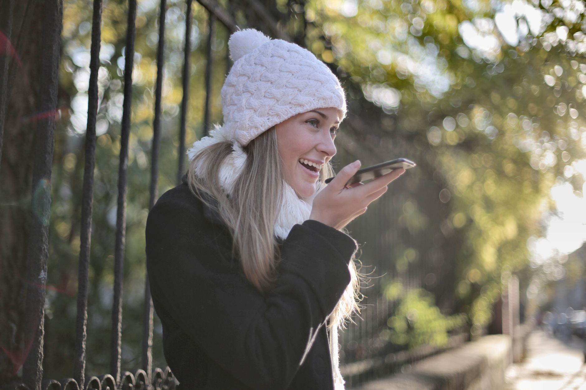 Best Phone for Use in Very Cold Weather (Winter Ready Picks) Smartphone in winter outdoor use