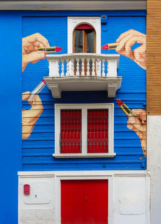 Vibrant Street Art Mural on Urban Building Facade · Free Stock Photo