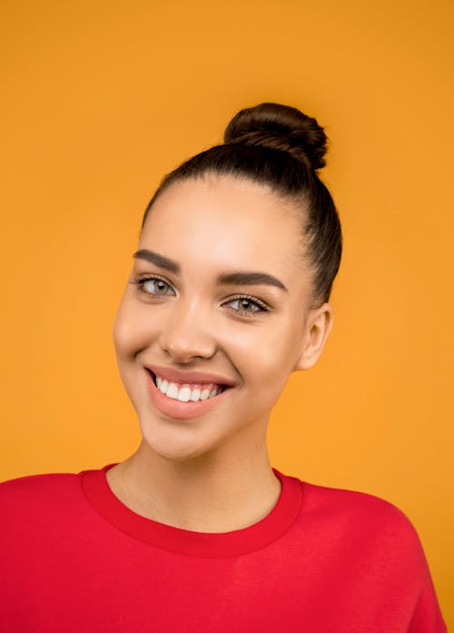 Femme Souriante En Chemise à Col Rond Rouge