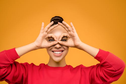 Foto Wanita Dengan Baju Merah