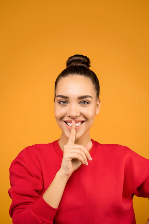 Vrouw In Rood Shirt Met Lange Mouwen