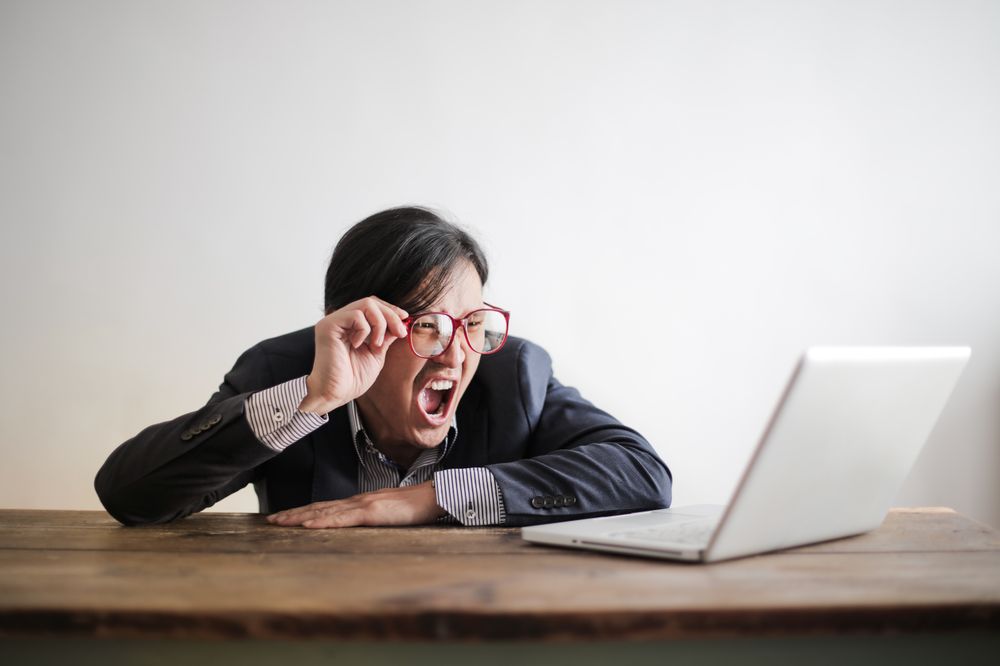 ビジネス会話のイメージ — 二人が向かい合って話している