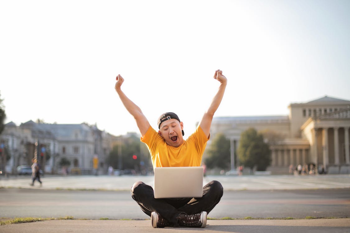 Free Mann Im Gelben T Shirt Und In Der Schwarzen Hose, Die Auf Betonboden Sitzen Stock Photo