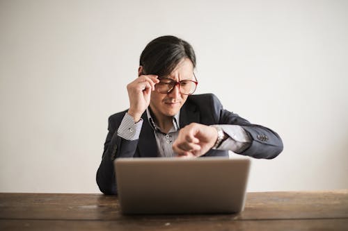 Homme D'affaires Confus, Vérifier L'heure Sur La Montre Bracelet