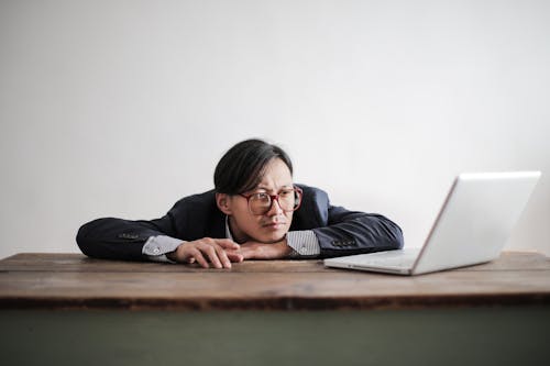 Homem Formal Entediado Assistindo Laptop Na Mesa